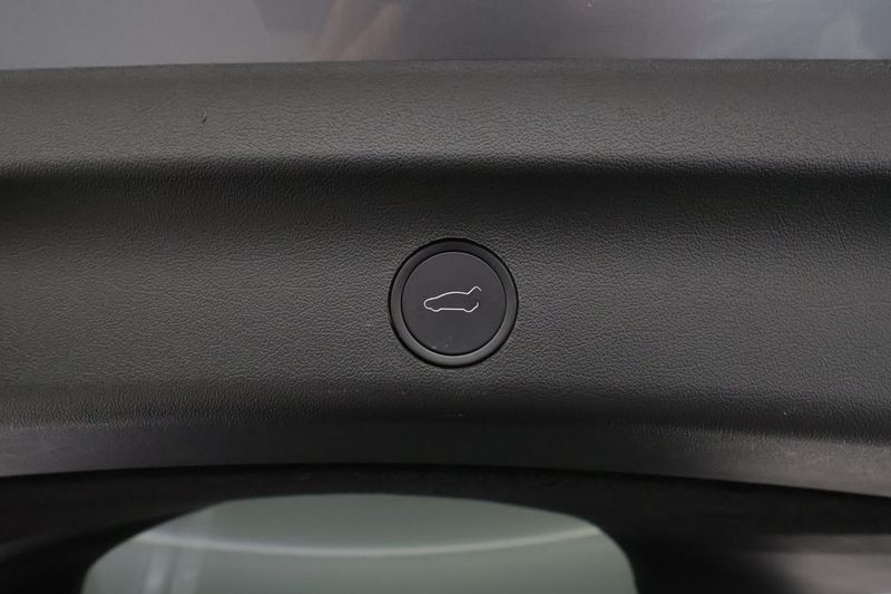 Tesla Model Y bild 26
