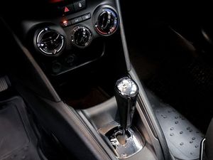 Peugeot 208 bild 12