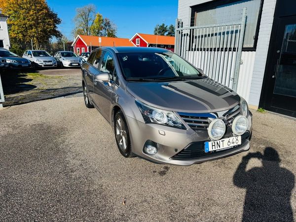 Toyota Avensis 1.8 147HK KOMBI EDITION 50 / DRAG / VÄRMARE - 2015