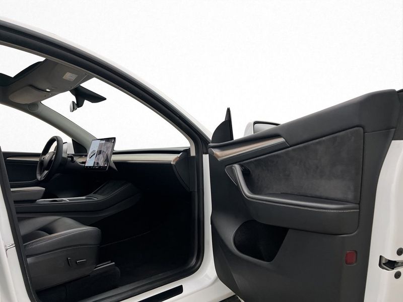 Tesla Model Y bild 25