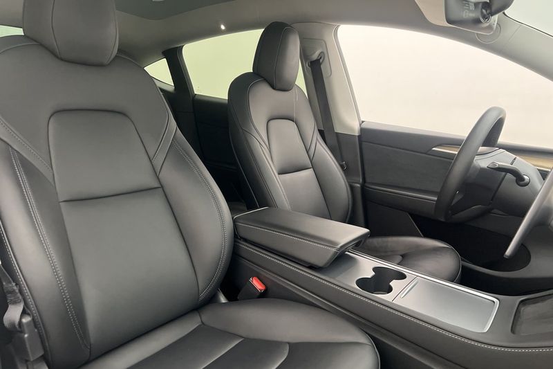 Tesla Model Y bild 30