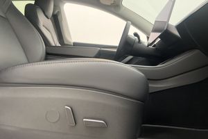 Tesla Model Y bild 32