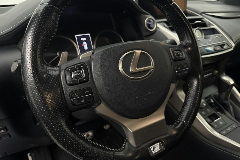 Lexus NX bild 15