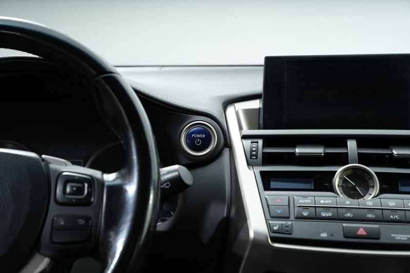 Lexus NX bild 16