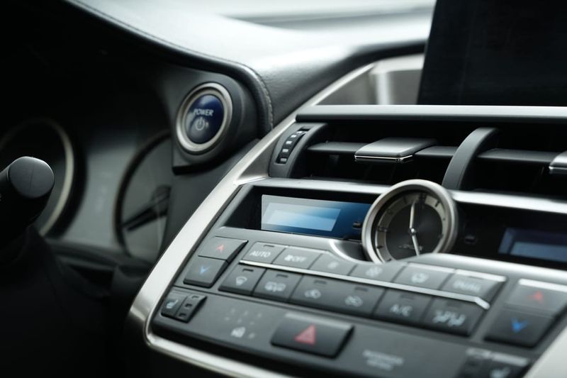 Lexus NX bild 19