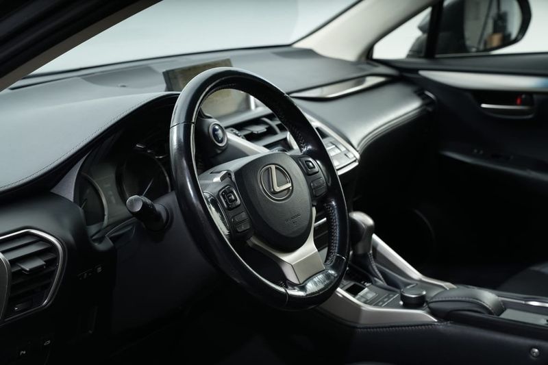 Lexus NX bild 12
