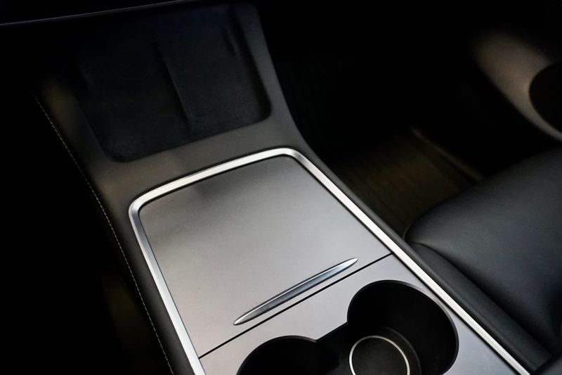 Tesla Model Y bild 15