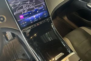 Mercedes EQE43 SUV bild 12