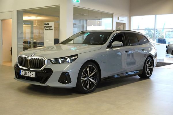 BMW 530 e xDrive Touring M Sport Innovation B W Drag DAP PA | Rän - 2026