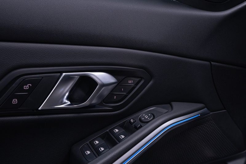 BMW 330 bild 9