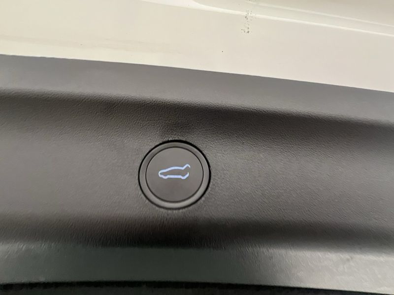 Tesla Model Y bild 32