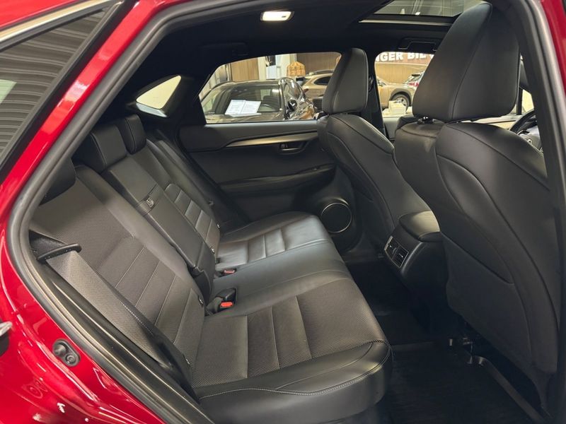 Lexus NX bild 9