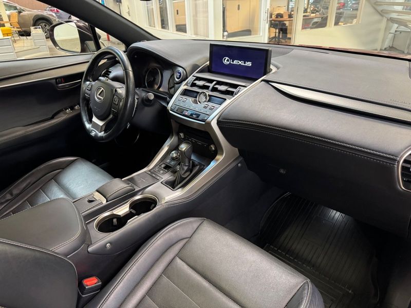 Lexus NX bild 7
