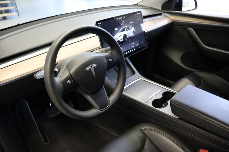 Tesla Model Y bild 8