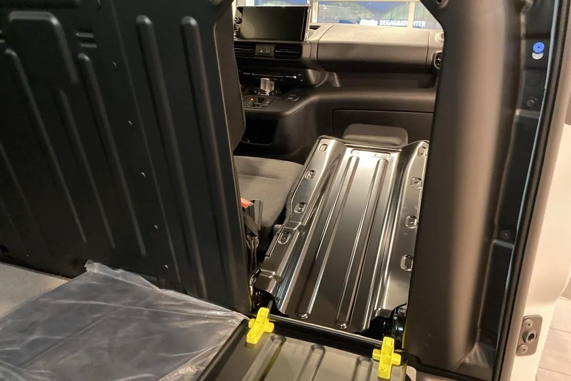 Vehicle image 15