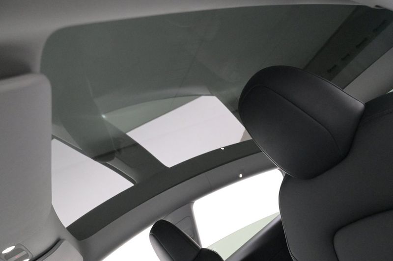 Tesla Model Y bild 25