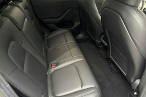 Tesla Model Y bild 8