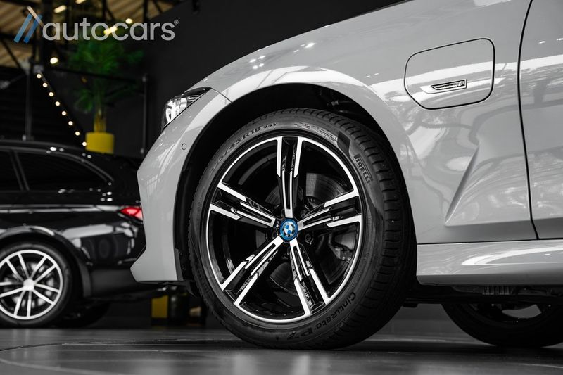 BMW 330 bild 10