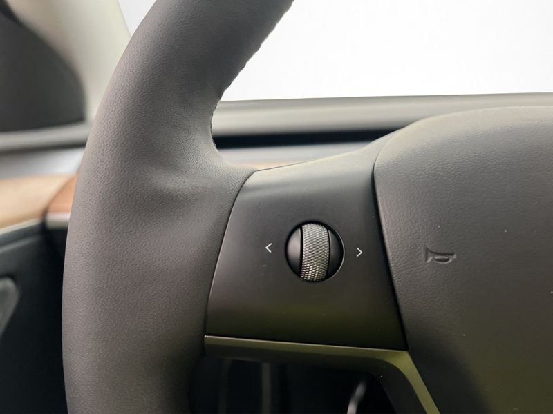 Tesla Model Y bild 15