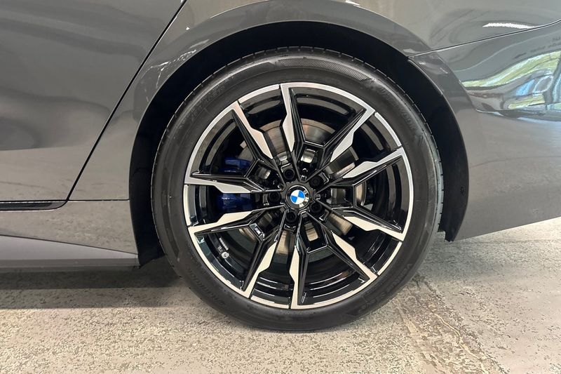 BMW i4 bild 17