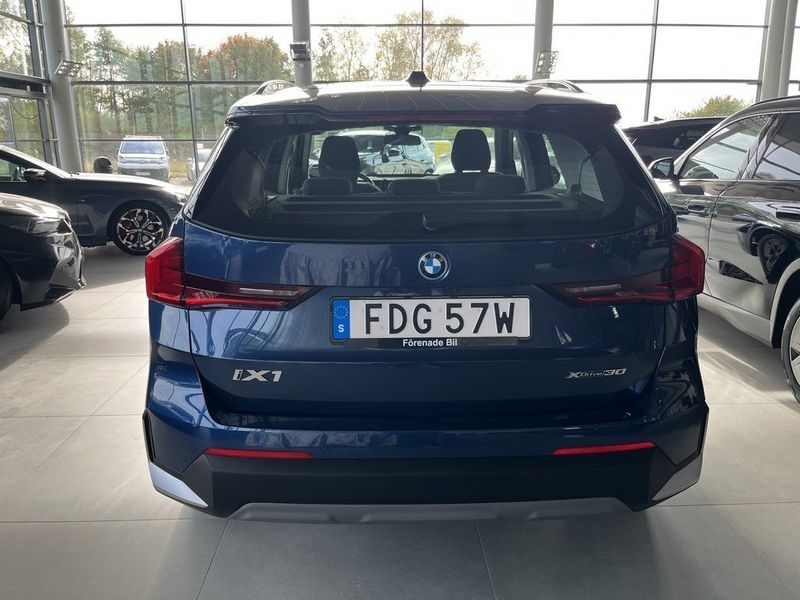 BMW iX1 bild 12