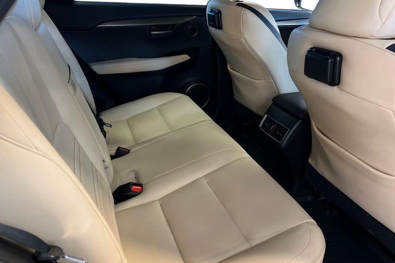 Lexus NX bild 19