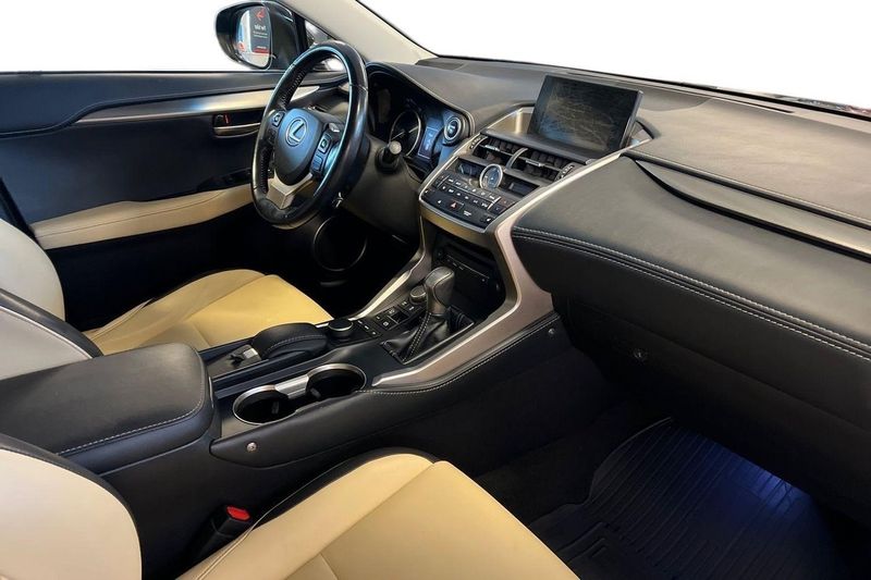 Lexus NX bild 10