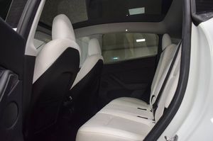 Tesla Model Y bild 18