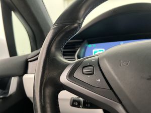 Tesla Model X bild 24