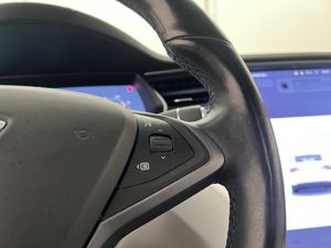 Tesla Model X bild 25