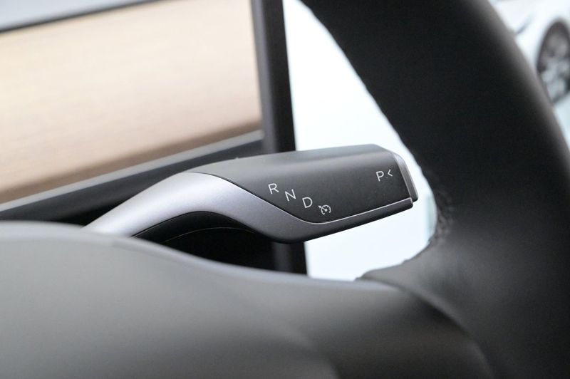 Tesla Model Y bild 8