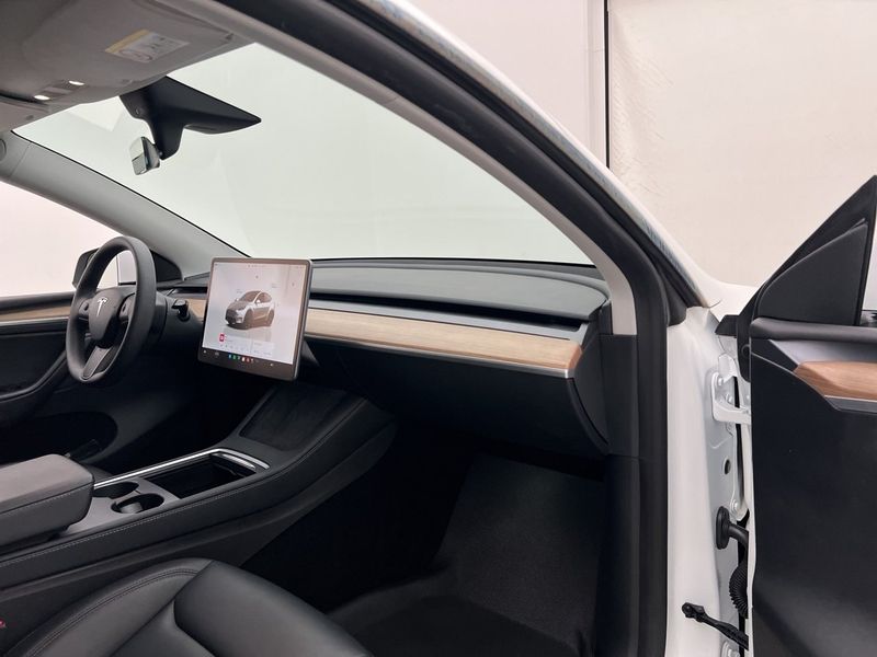 Tesla Model Y bild 24