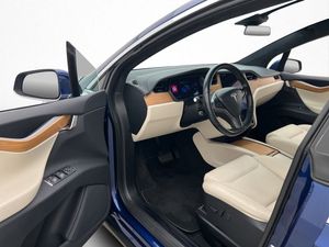 Tesla Model X bild 11