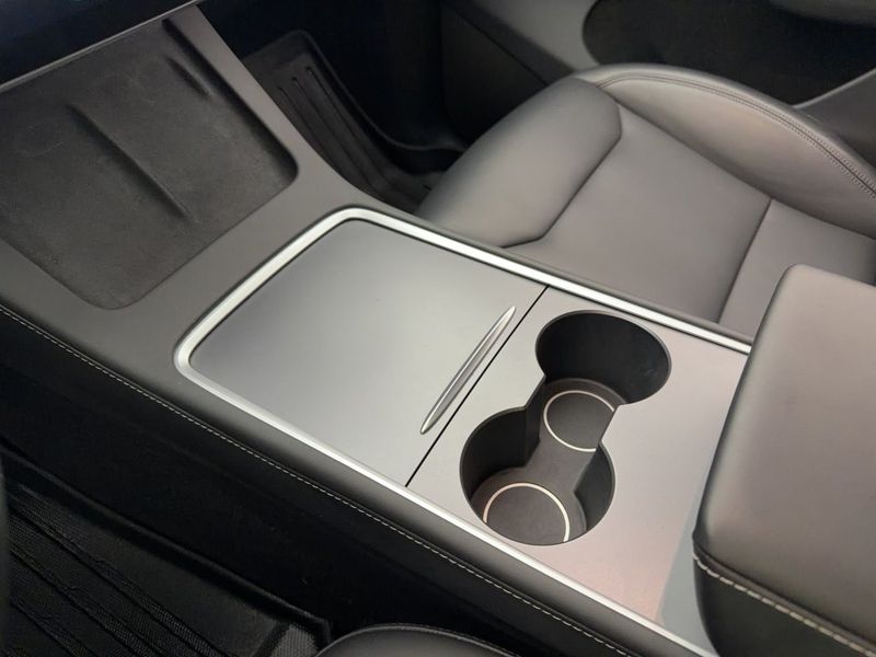 Tesla Model Y bild 33