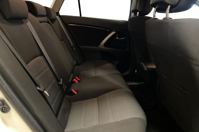 Toyota Avensis bild 9