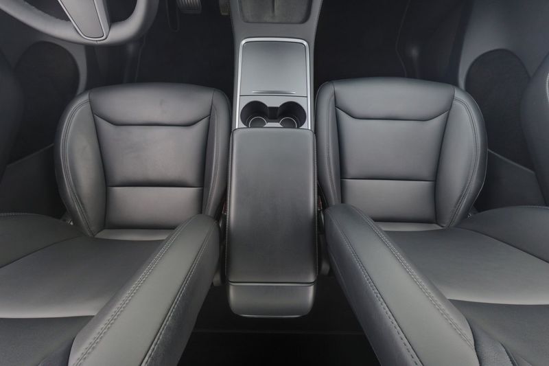 Tesla Model Y bild 14