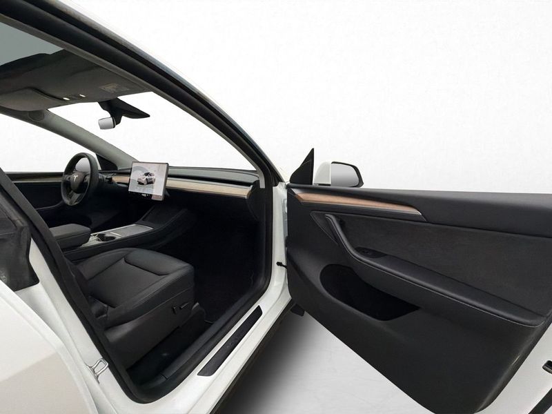Tesla Model Y bild 26