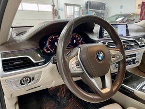 BMW 750 bild 9