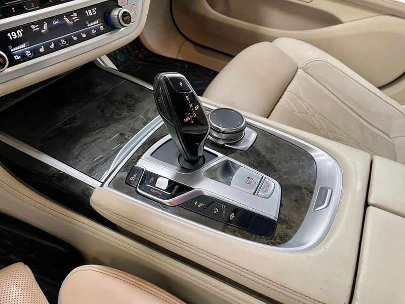 BMW 750 bild 11