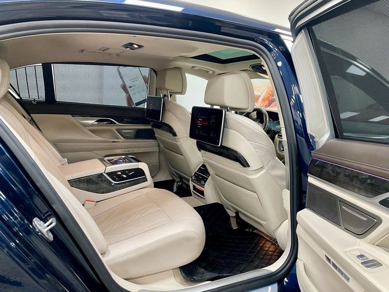 BMW 750 bild 16