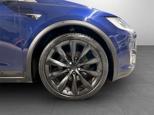 Tesla Model X bild 14