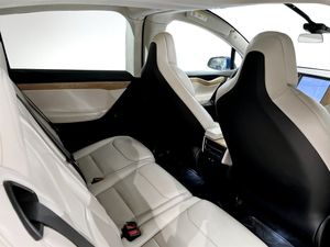 Tesla Model X bild 12