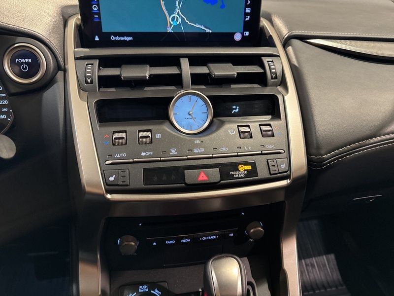 Lexus NX bild 13