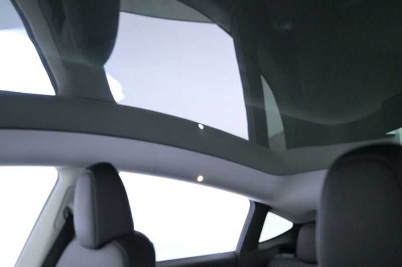 Tesla Model Y bild 25