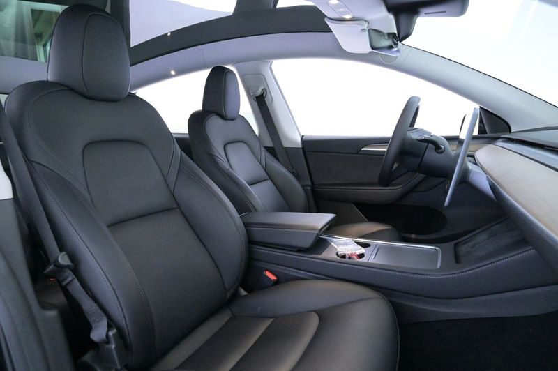 Tesla Model Y bild 12