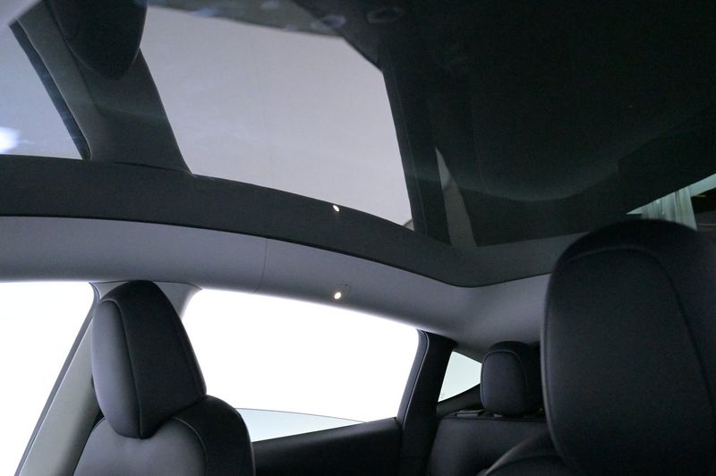 Tesla Model Y bild 25