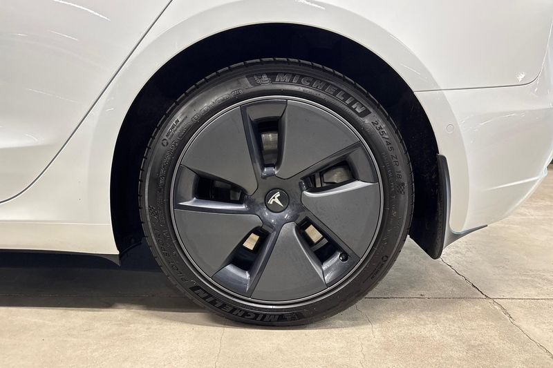 Tesla Model 3 bild 11