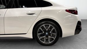 BMW i4 bild 8