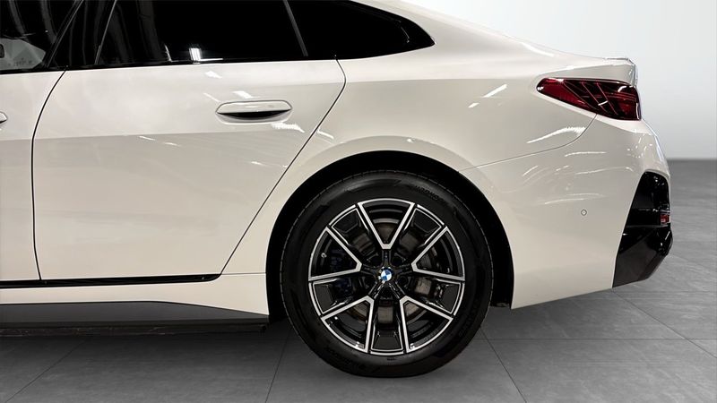 BMW i4 bild 8