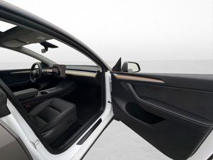Tesla Model Y bild 17